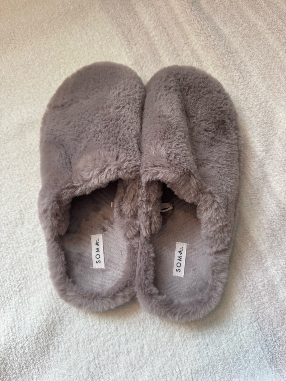 NWOT Soma Plush Gray Rose Fuzzy Slide Slippers